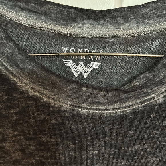 Lightweight tee never worn - Picture 2 of 5